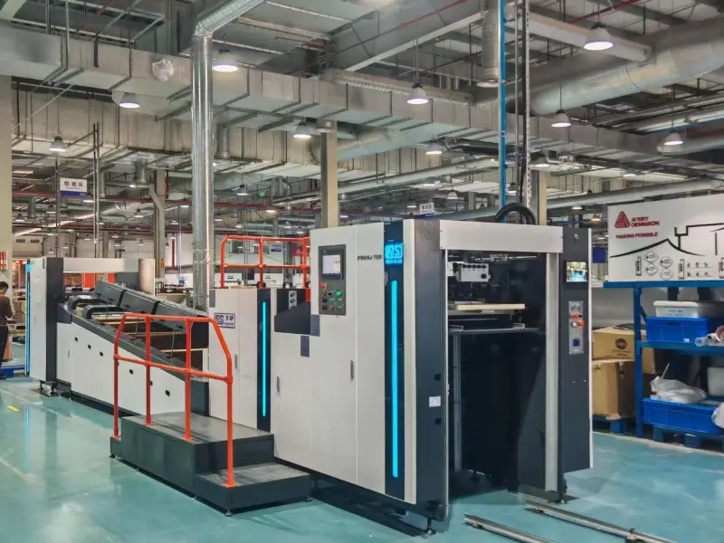 Нова машина Star FHSGJ-760 Повністю автоматична високошвидкісна машина для повного/точкового лакування була доставлена ​​індонезійському клієнту.